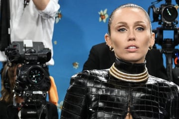 Stimmen-Drama, geplatzte Zyste und "zersetztes" Bein: Miley Cyrus schockt mit krassen Gesundheitsproblemen