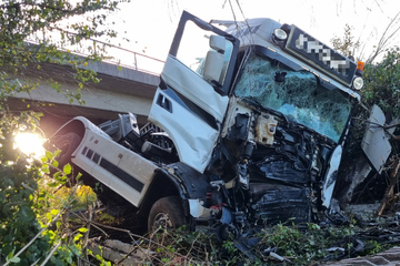 Unfall A44: Lkw kippt nach Unfall zur Seite und verliert tonnenweise Kies - Fahrerin (23) schwer verletzt!