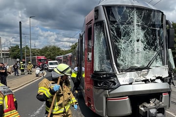 Straßenbahn kracht gegen Lkw: Mehrere Fahrgäste verletzt
