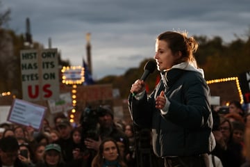 "Wir sind die Töchter": Neubauer und Co. protestieren gegen Merz