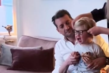Junge weint sich die Augen aus, als er Brille bekommen soll: Was dann passiert, berührt so viele