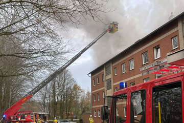Dachgeschosswohnung steht in Flammen: Feuerwehr birgt tote Person