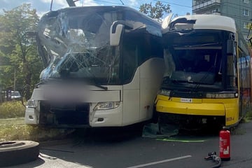Kollision zwischen Reisebus und Tram in Berlin: Mehrere Verletzte