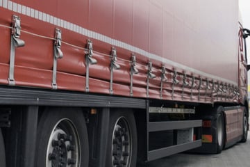 Schwerer Diebstahl auf Autohof: Räuber machen fette Beute auf Lkw-Anhänger