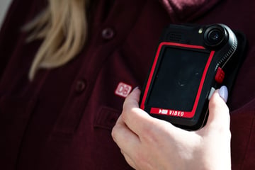 Fast 1000 Übergriffe allein in erster Jahreshälfte! Bahn setzt bei Bodycams auf eine Änderung