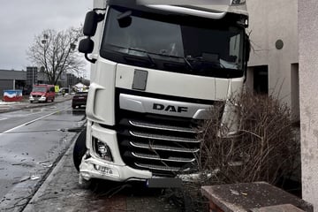 Betrunkener Lkw-Fahrer kollidiert mit Auto und landet in Hauswand