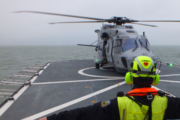 Erstmals erfolgreich: Marine-Hubschrauber landet auf Polizei-Schiff
