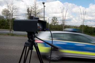 Fast doppelt so schnell wie erlaubt! Polizei erwischt Raser auf A4 - das erwartet ihn jetzt