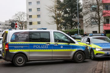 Schüsse aus Auto: Polizei findet Tatverdächtigen schwer verletzt in dessen Wohnung!