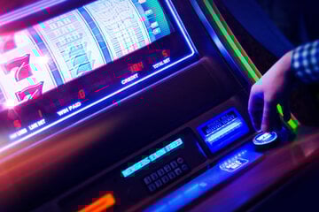 Nebenraum hinter Regal versteckt: Polizei findet illegale Spielautomaten in Gaststätte