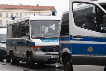Mann wird von Trio mit Schusswaffe überfallen: Wo stecken Opfer und Täter?