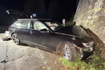 Audi-Fahrerin schrottet ihr Auto: 42-Jährige kracht gegen Tunnelwand
