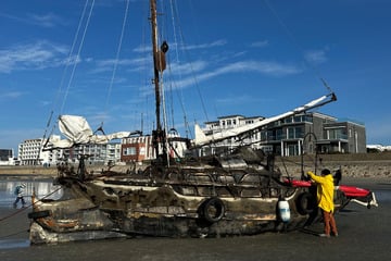 Selbstgebautes Segelboot strandet auf Norderney und wird zur Touri-Attraktion