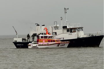 Bestattungsschiff läuft auf Sandbank auf! Jetzt brennt es auf dem Boot auch noch