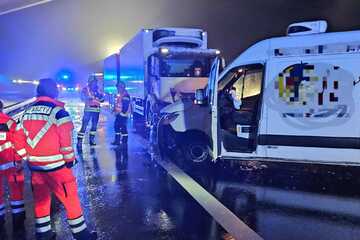 Unfall A9: Lkws stehen quer: A2 und A9 teilweise komplett dicht!