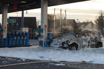 Auto gerät an Tankstelle in Vollbrand: 150.000 Euro Schaden!