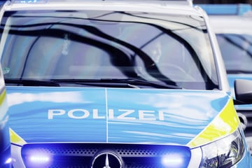 Unfall auf der A1: Drogen-Fahrerin fährt mit Smart auf Streifenwagen auf