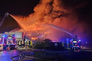 Großbrand in Gewerbegebiet: Feuerwehr rückt wegen brennender Metzgerei aus