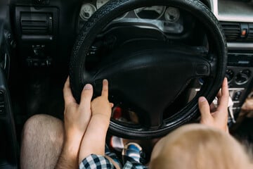 Mercedes-Fahrer fährt mit Baby auf dem Schoß durch Freital