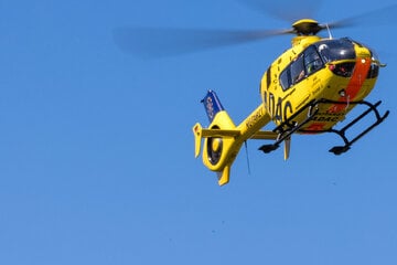Auto überschlägt sich, Hubschrauber im Einsatz: Zwei Menschen bei Unfall schwer verletzt