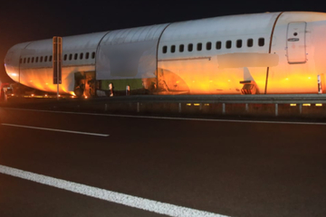 Unfall A14: Heftiger Unfall auf Autobahn: Auto kracht in Flugzeugrumpf!
