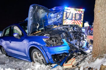 Heftiger Baum-Crash im Erzgebirge: Straße kurzzeitig dicht