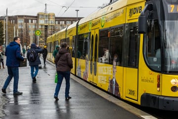 Dresden: Mann zeigt Hitlergruß in Bahn und schlägt Frau: Anklage gegen 35-Jährigen