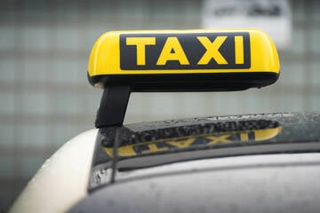Mit 2,3 Promille im Taxi unterwegs: 60-Jähriger verliert Pappe und Lizenz