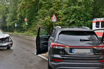 Audi und Toyota krachen ineinander: Zwei Frauen verletzt