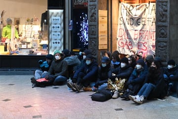 Leipzig: CDU-Büro in der Leipziger Mädlerpassage blockiert: "Die Brandmauer gab es nie!"