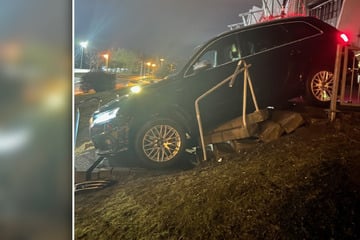Vor GETEC-Arena: Auto fährt sich auf Fußgängertreppe fest