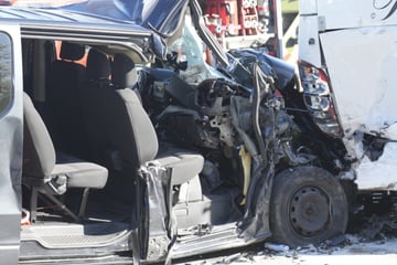 Kleintransporter rast in Linienbus: Sechs Verletzte, Hubschrauber im Einsatz