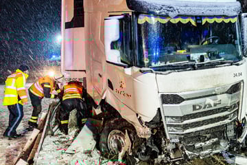 Lastwagen-Crash im Schnee: Fahrer in Klinik, Sperrung der A70