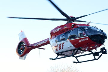 Autofahrer (84) erfasst Mutter mit Kinderwagen: Baby mit Hubschrauber in Klinik geflogen