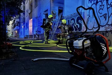 Berlin: Küche brennt lichterloh: Feuerwehr rettet acht Bewohner aus verrauchten Haus