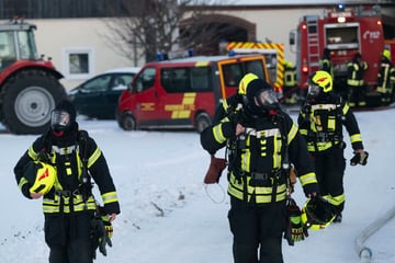 Scheunenbrand in Ostsachsen: Feuerwehrmann bei Einsatz in klirrender Kälte verletzt?