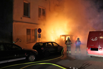 Hamburg: Transporter-Brand greift auf mehrere Fahrzeuge über, Anwohner evakuiert