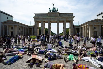 Berlin: Menschen brechen am Brandenburger Tor angeblich wegen Hitze zusammen: Das steckt dahinter