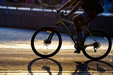 40-Jähriger ohne Helm stürzt mit Fahrrad und stirbt