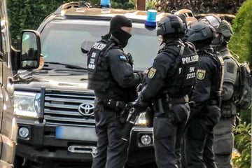 Große "Reichsbürger"-Razzia im Erzgebirge: SEK stürmt Wohnhaus, Festnahme!