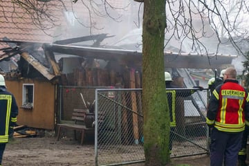 Feuerwehr reißt brennendes Gebäude ein, um Flammen zu löschen