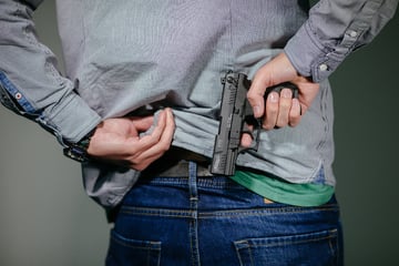 Berlin: Mann schießt vor seinen Kindern mit Schreckschusswaffe in die Luft und bedroht Fußgänger