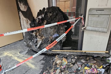 Mülltonnenbrand greift auf Haus über: 20.000 Euro Schaden