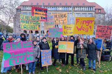 Dresden: Großdemo vorm Rathaus: Hunderte wehren sich gegen geplante Bildungs-Kürzungen!