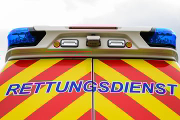 Bus kracht an Haltestelle mit Auto zusammen: Seniorin zu Boden geschleudert und schwer verletzt