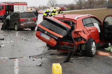 Trümmerfeld auf Staatsstraße: Unfall mit drei Autos fordert mehrere Verletzte