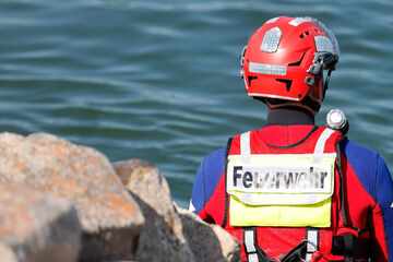 Jugendlicher stürzt von Boot und verschwindet: Große Suchaktion im Badesee