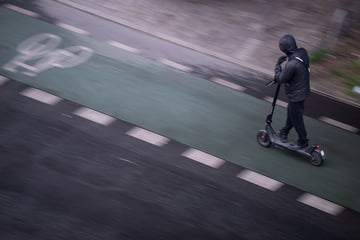 Köln: Heftige Szenen vor Kiosk: E-Scooter-Fahrer angeschossen, Fahndung nach Täter läuft