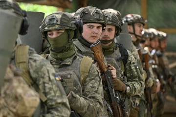 Ukraine-Krieg: Wütende Ukrainer blockieren Rekrutierungsbüro