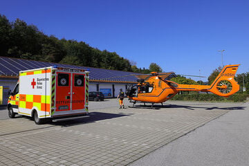 VW und Opel krachen frontal zusammen: Rettungshubschrauber landet auf Aldi-Parkplatz